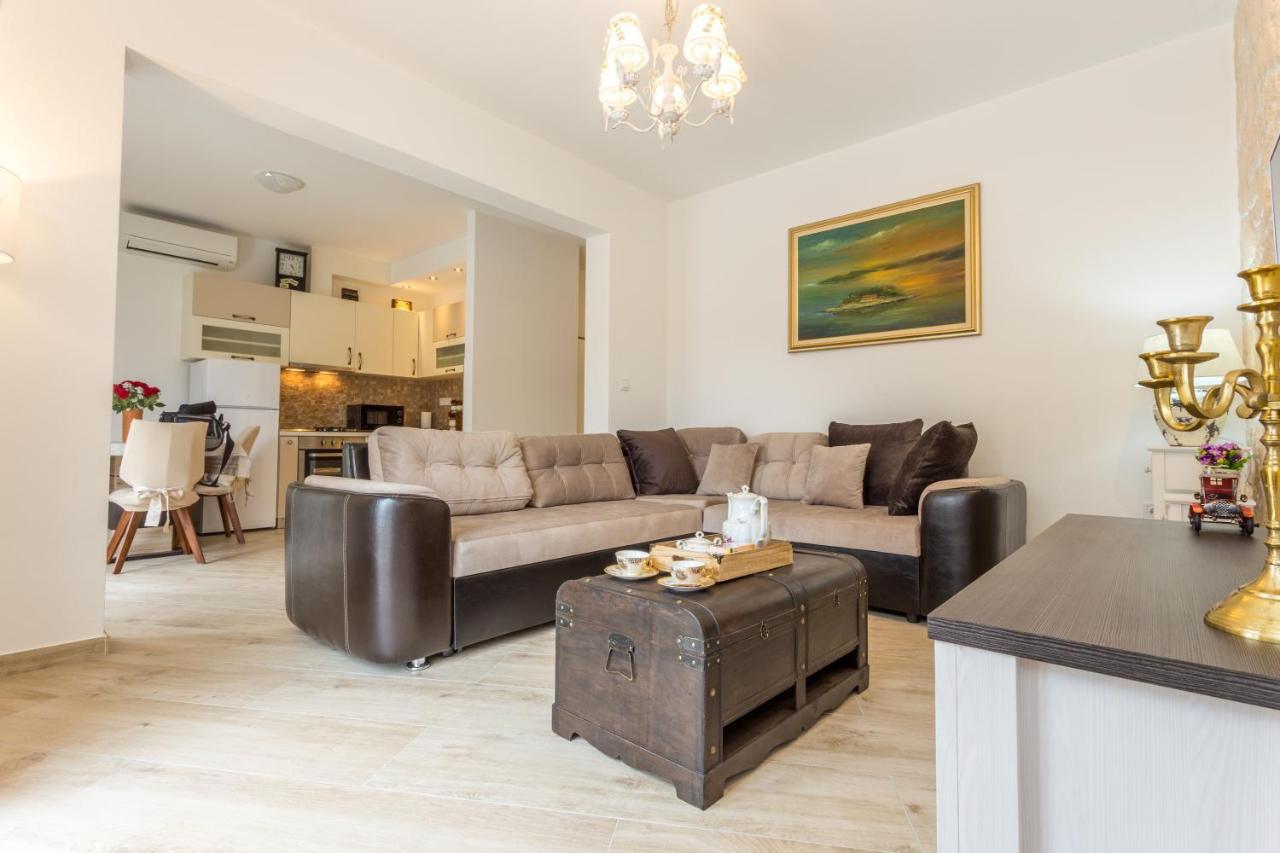 Villa Capitis In The Center- Luxury Apartment With Swimming Pool Хвар Екстериор снимка