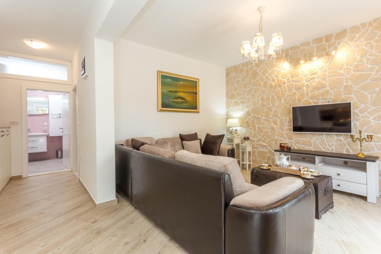 Villa Capitis In The Center- Luxury Apartment With Swimming Pool Хвар Екстериор снимка