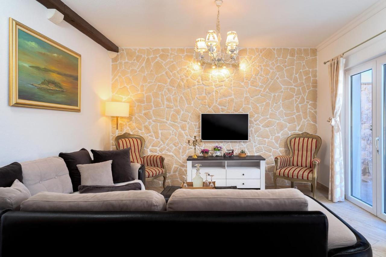 Villa Capitis In The Center- Luxury Apartment With Swimming Pool Хвар Екстериор снимка