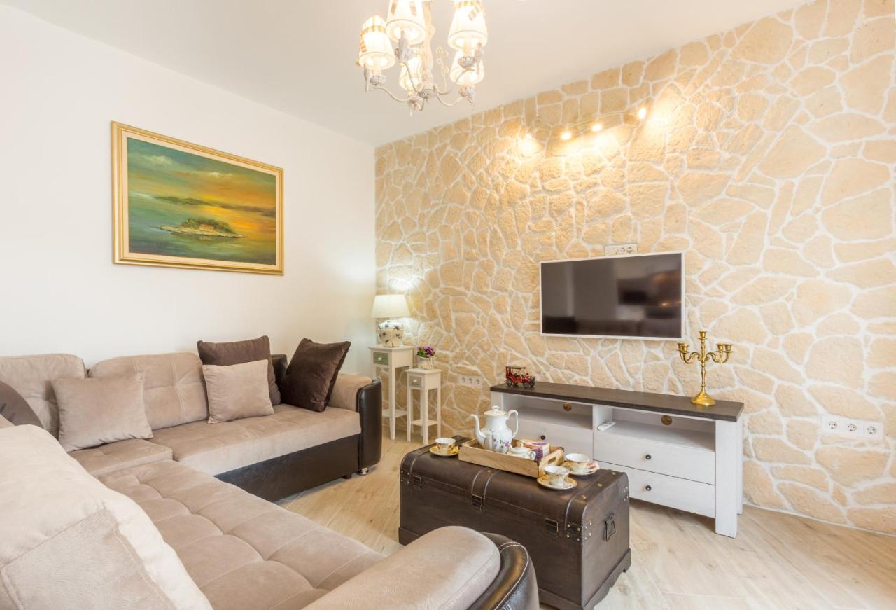 Villa Capitis In The Center- Luxury Apartment With Swimming Pool Хвар Екстериор снимка